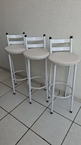 Conjunto de 3 Banquetas. Alta Branca Estofada | Ideal para Bancada ou Cozinha Americana