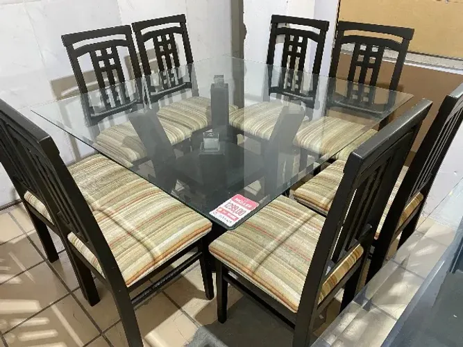 Mesa de jantar com 8 cadeiras