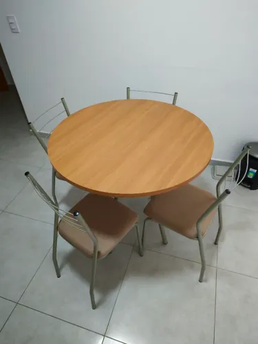 Mesa com 4 cadeiras