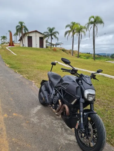 Diavel impecável. Moto pra quem gosta de velocidade e arrancada mas mantendo o conforto.