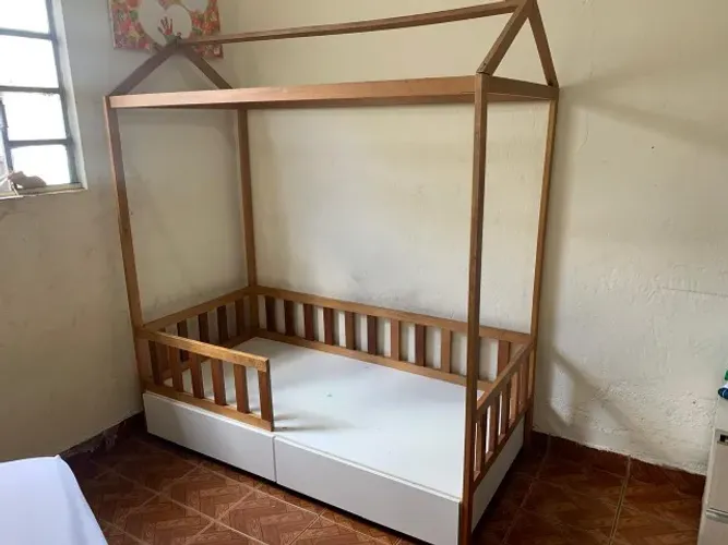 Cama Infantil em MDF e madeira.