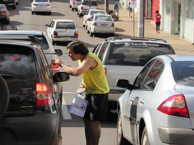 Pessoa para distribuir panfletos em volta da 25 de março