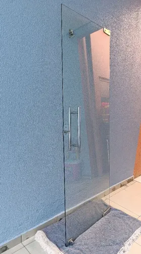 Vendo 1 porta de vidro temperado e duas janelas basculante vertical