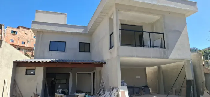 Empreiteiro montagem casa de madeira