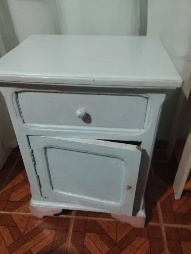 Criado mudo de madeira