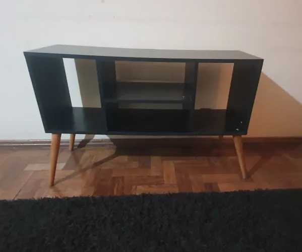Rack para TV Retrô Preto com Pés Palito em Madeira