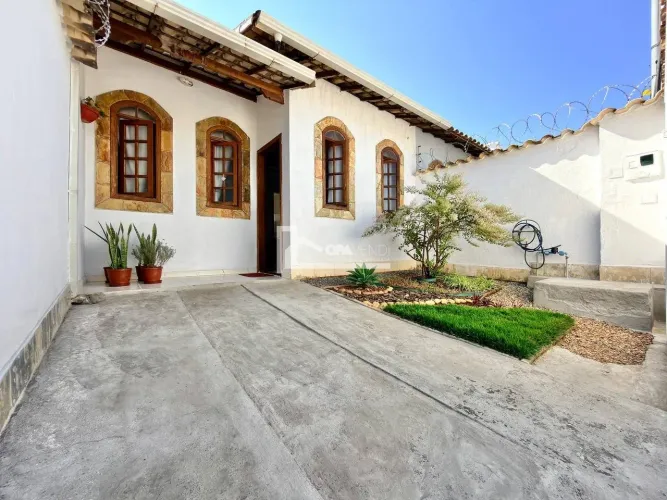 Casa à Venda no bairro Santa Mônica, 2 Quartos, 1 Vaga e Quintal.