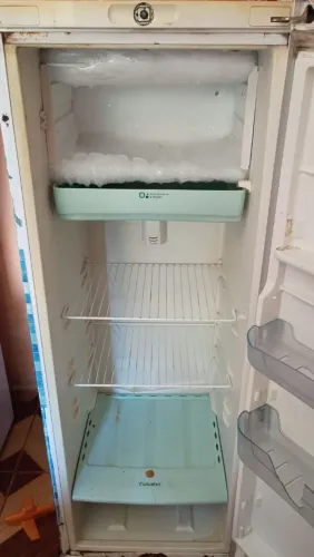 Geladeira Esmaltec (pronta pra uso)