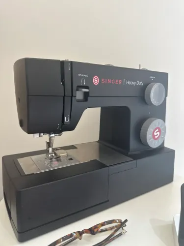 Máquina de costura singer preta novinha