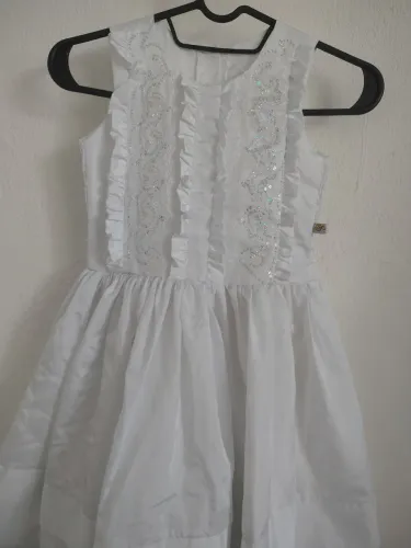 Vestido infantil branco em tafetá com aplicação