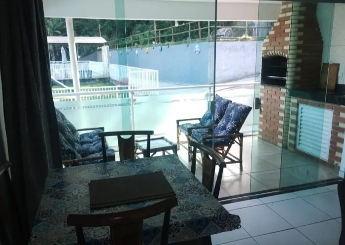 Casa mobiliada (ar/churrasqueira/piscina/garagem)