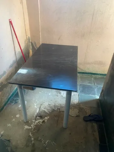 MESA DE PEDRA COM 5 CADEIRAS