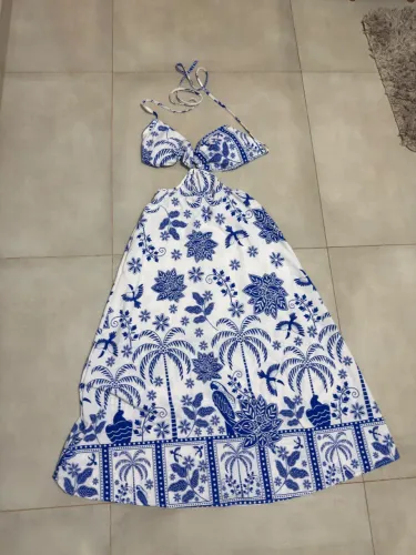 Vestido Floral Longo, azul e branco, com bojo, não é transparente, nunca usado