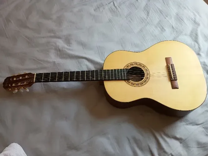 Violão com tampo maciço