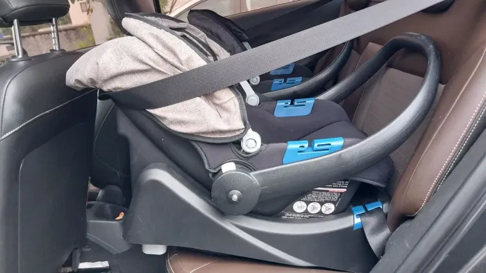 Bebê conforto Burigotto Touring X com base para fixar no carro