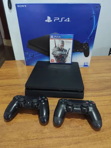 Playstation 4 slim 2 tera, 2 controles ótimo estado de conservação