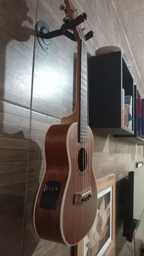 Vendo ukulele Barth elétrico novo com capa original