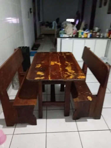 Conjunto mesa e bancos de madeira.