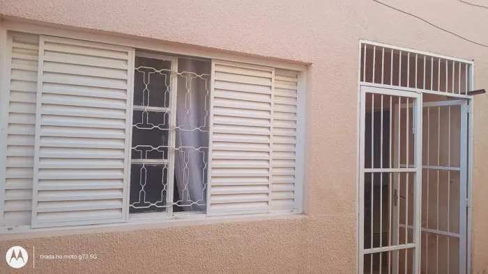 Alugo quarto p. mulher, em frente NovoShopping