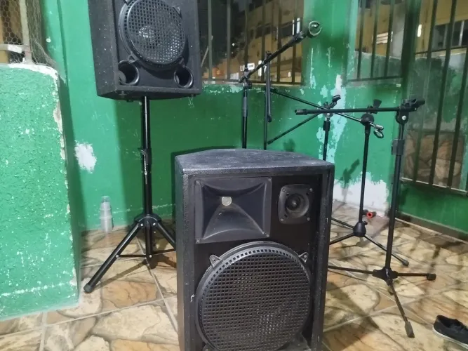 Caixa de Som passiva com mesa de 6 canais, amplificador, 5 pedestais e 3 microfone MKT