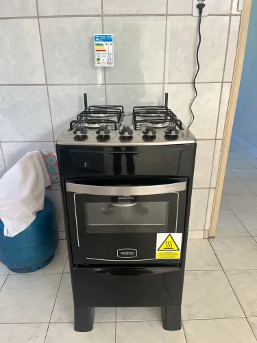 fogão elétrico 4 bocas, semi-novo, só 1 mês de uso. Tá funcionando perfeitamente