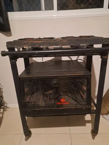 Fogão industrial com forno.