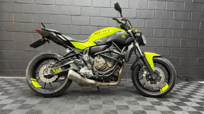 Troco moto em carro