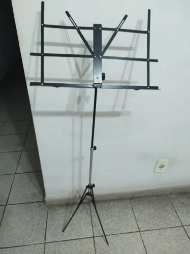 Pedestal tripe estante