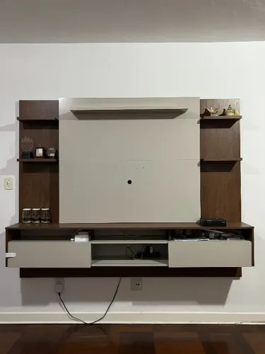 Rack suspenso com painel para TV 2,17 m - ótimo estado
