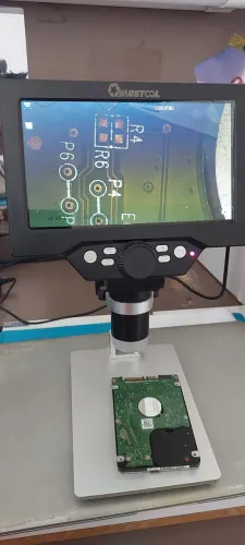 microscópio digital Mustool G1200 com uma tela LCD de 7 polegadas