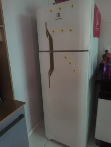 Vendo 800 chama se realmente for comprar não baixo o valor funciona bem gela muito bem