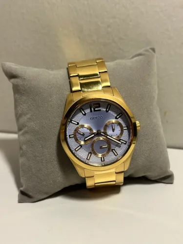 Relógio Guess aço inoxidável em banho dourado.