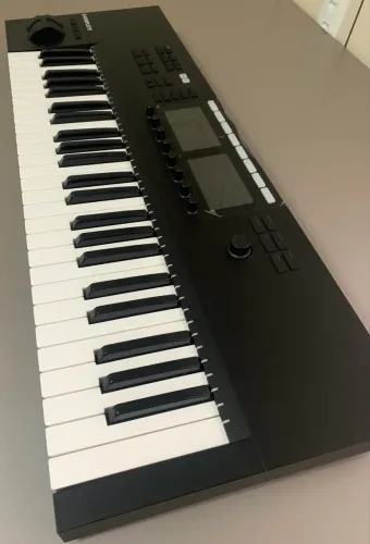 Teclado Controlador Komplete Kontrol S49 MKII + Biblioteca Komplete Select 14 + Soft Bag