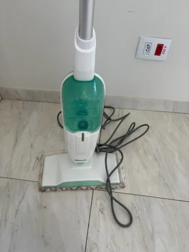 Mop elétrico com reservatório de água e vapor quente.