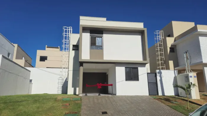 Casa 3/4 em condomínio fechado - 166m² - Jardins Marselhas