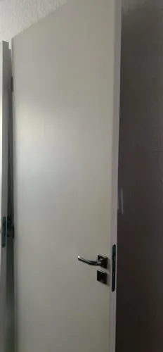 Portas para quarto e banheiro