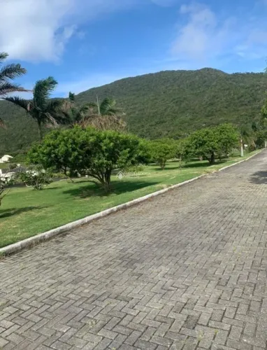Lindo Lote no Condomínio Caravelas a 380 metros do mar.
