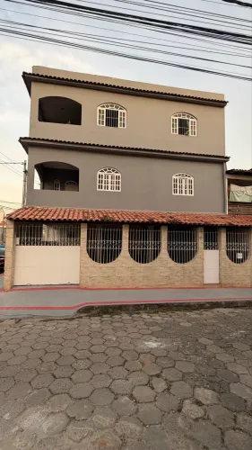 Sobrado de 3 andares e 5 residências.