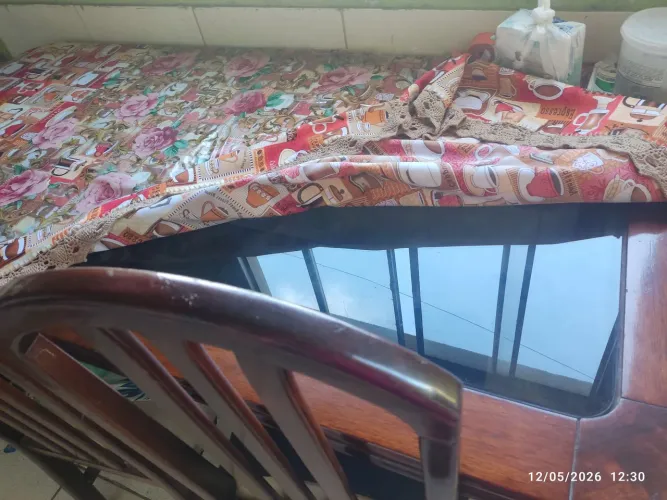 Mesa de madeira grande,tem só 5cadeiras