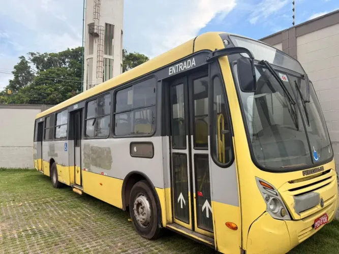 Ônibus 48 poltronas .<br> motor 812 