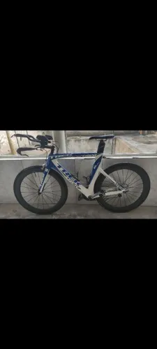 Bike triathlon Trek, 10v grupo Shimano, rodas de carbono, pneu tubeless.