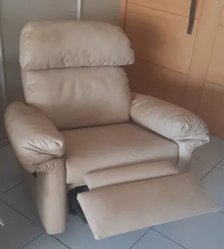 Poltrona do papai em couro, excelente estado e super confortável!!