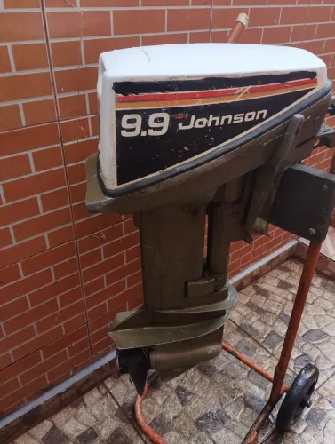 Motor de popa 9.9 HP funcionando perfeitamente