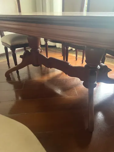 Mesa de mogno com 8 cadeiras