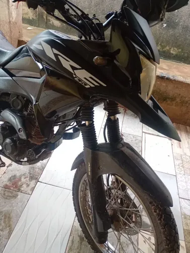 Vendo essa moto.preta xer 190.