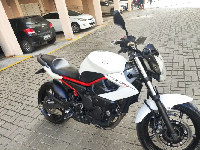 XJ6 sem detalhes 