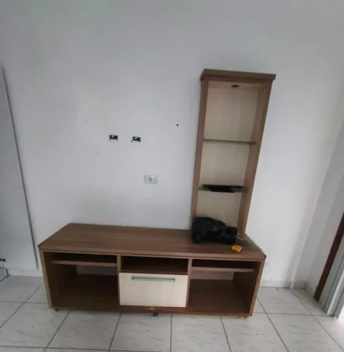Bancada de tv MDF com rodinhas+ torre acoplada com prateleiras de vidro
