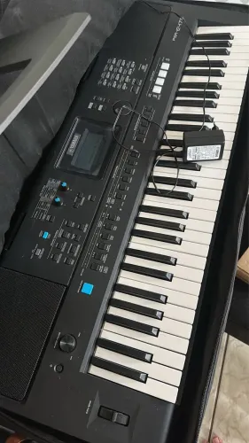 Teclado yamaha PSR-473 com pedal suporte e capa 