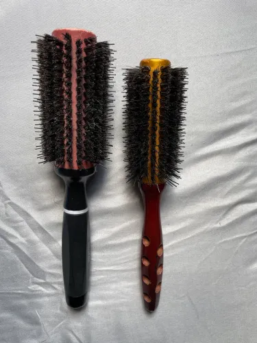Prancha e escova de cabelo