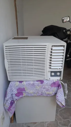 Ar condicionado de janela - 12000btu's / 220v.